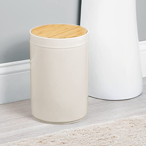 mDesign Práctico cubo de basura para cocina – Moderno bote de basura de bambú y plástico para el baño, la cocina o la oficina – Estable cubo de basura con tapa – color bambú/crema