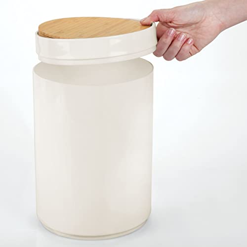 mDesign Práctico cubo de basura para cocina – Moderno bote de basura de bambú y plástico para el baño, la cocina o la oficina – Estable cubo de basura con tapa – color bambú/crema