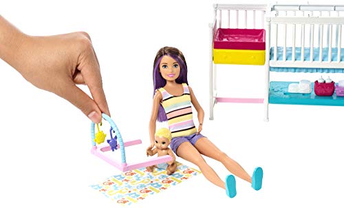 Barbie Skipper Hora de la siesta, Muñeca Canguro con bebés y accesorios, regalo para niñas y niños 3-9 años (Mattel GFL38)