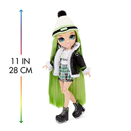 Rainbow High Winter Break Jade Hunter-Muñeca de Moda Verde con 2 atuendos, Equipo de Nieve y Pedestal-Incluye esquís, Patines, Accesorios y más-Edad: 6+ años, Color (574781C3)