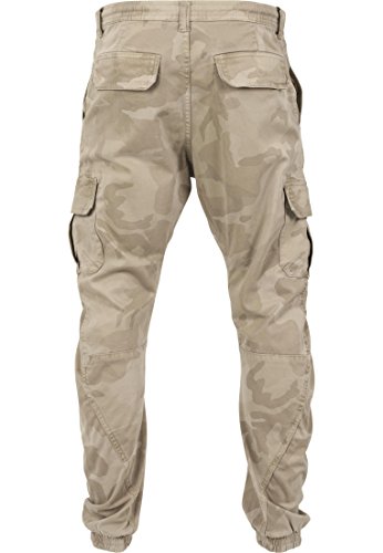 URBAN CLASSICS Pantalón jogging Camo Cargo con bolsillos de parche laterales y traseros, ajuste holgado, estampado camuflaje, cintura cordón, puños elásticos, color Beige Camo, talla 32